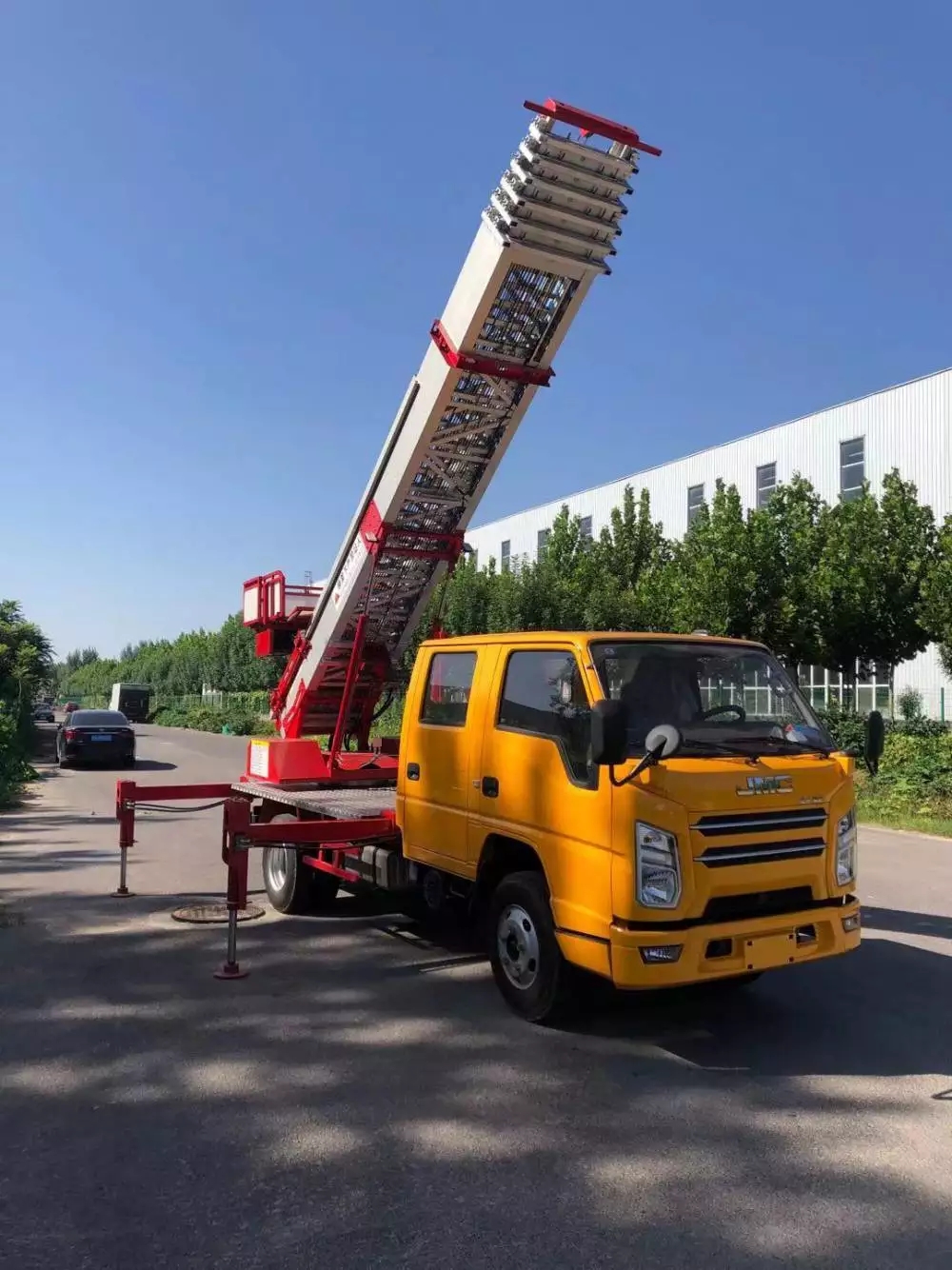 琼中附近的云梯车出租服务：轻松解决高空作业需求