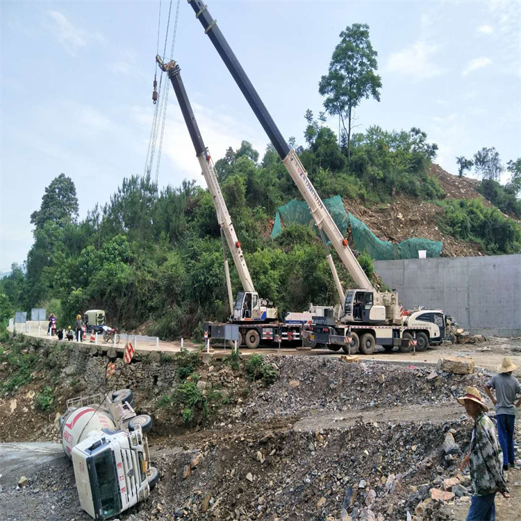 琼中汽车掉沟里叫吊车救援要多少钱